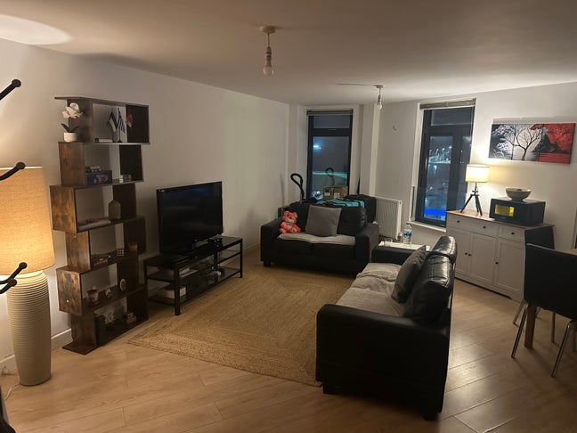 Single bedroom Seconds away from the station Main Photo