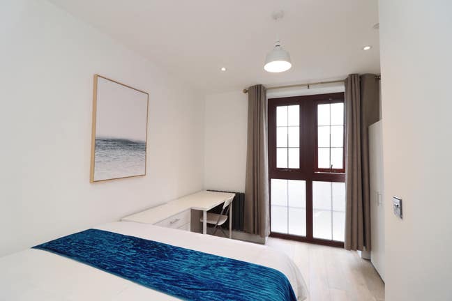 🚿 Private Bathroom | Prime Aldgate Location Main Photo