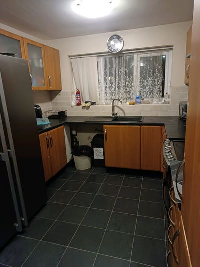 Spacious double room to share near city centre  Main Photo