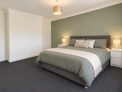 Large double room in newly refurbished property Main Photo