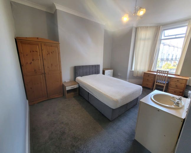 Large double room in well managed house Main Photo