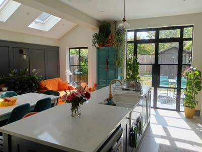 Bright dble bedroom available in beautiful house Main Photo