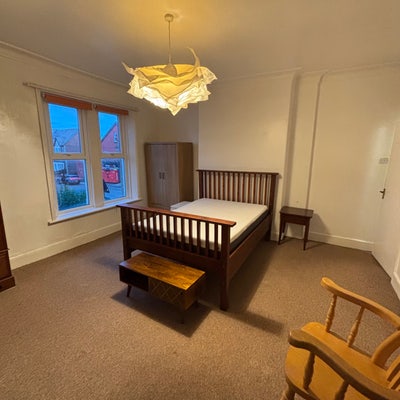 2 bedroom house with front and back yards Main Photo
