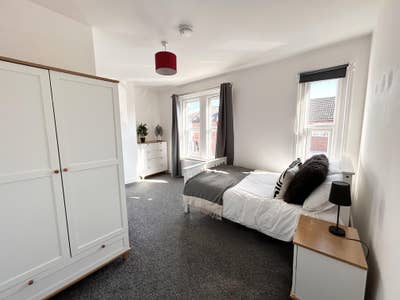 Large Double En-Suite Room in Shared House Main Photo