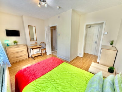 Fab large ensuite Town Centre 4 Nov &pound;650/m Main Photo