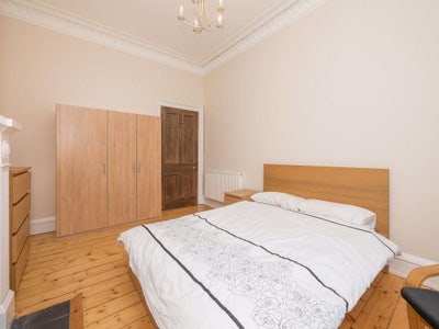 Looking for flatmate - double room available  Main Photo