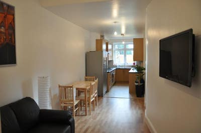 Lovely Double Bedroom in a Clean Friendly House Main Photo