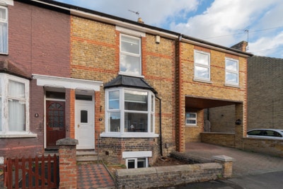 Ensuite Rooms with Private Kitchenettes – Maidston Main Photo
