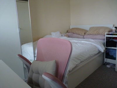 Looking for 1 flatmate to join our 3 bedroom flat Main Photo