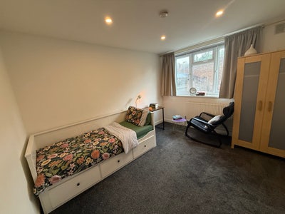 Double bed room for female, 5mins walk to junction Main Photo