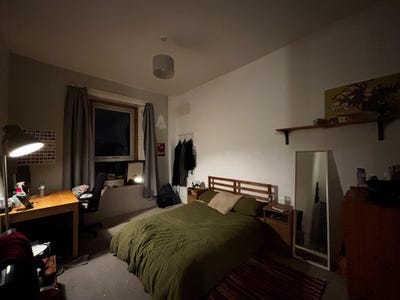 Room in 2 bed 3rd floor flat off of Duke St Main Photo