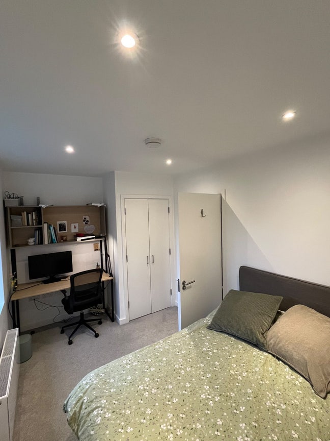 Immediately Available Room in Two-Bed Flatshare Main Photo