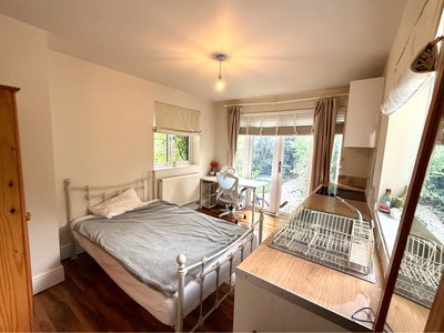 Self-contained studio 15 mins to city centre Main Photo