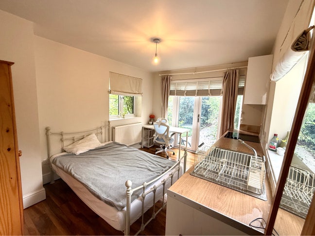 Self-contained studio 15 mins to city centre Main Photo