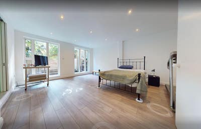 Large Double Bed Room with Ensuite and Wardrobe Main Photo