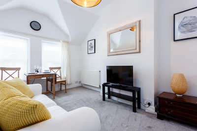 Serviced 1-Bed Flat, Town Centre - All Bills Inc Main Photo