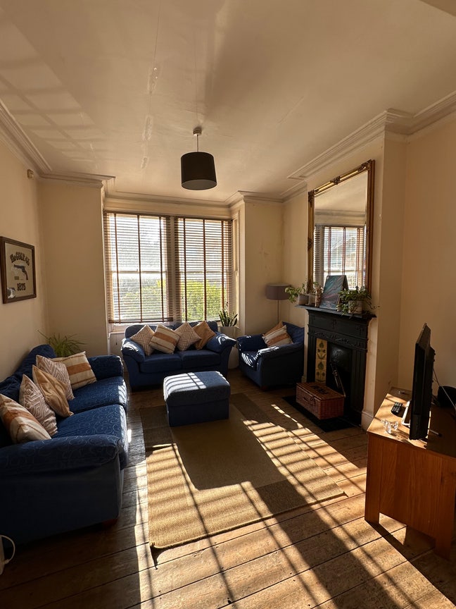 Double room in shared house Mile End Main Photo