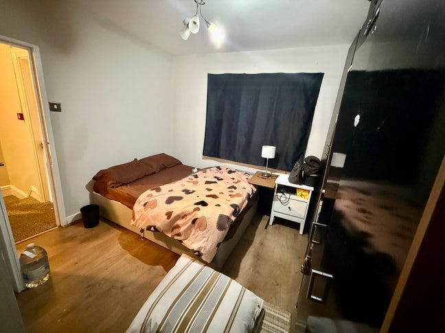 Furnished Double Room for female – RM7, Romford  Main Photo