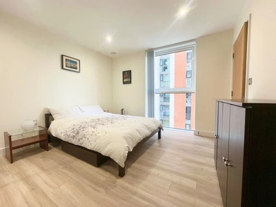 En-suite Room in Bright and Modern Flat Main Photo