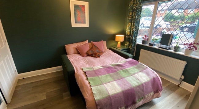 Large room with TV & ensuite Main Photo
