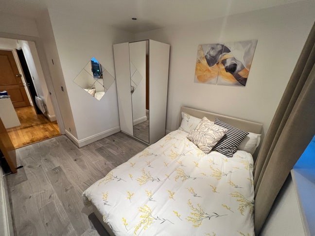 Double Room @Flat-share with private bath  Main Photo