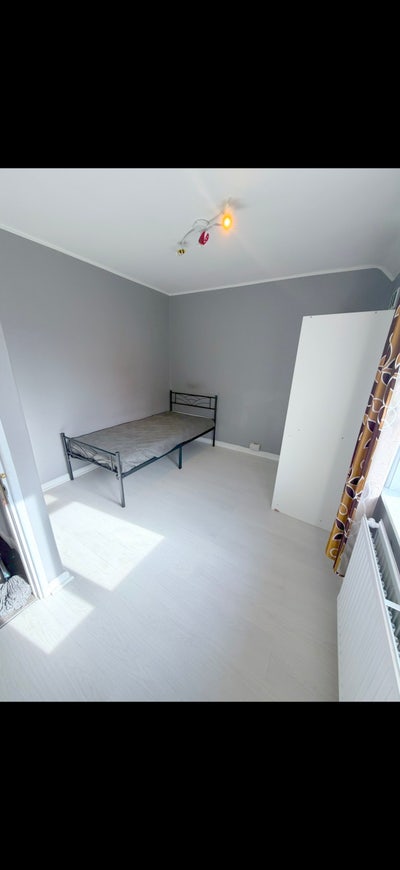 Double bedroom available for rent in Morden Main Photo