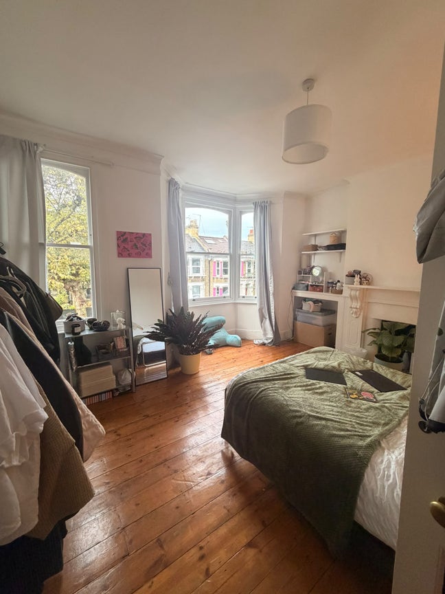Bright double room in totally cool house Main Photo