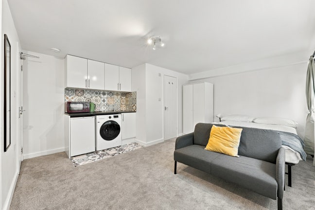 NTT5 - Brand New Studio Room by large Sainsburys Main Photo