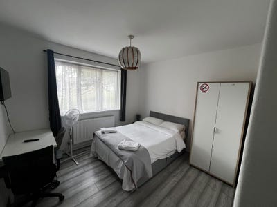 Three bedroom with three bathroom flat in E1 4QX Main Photo