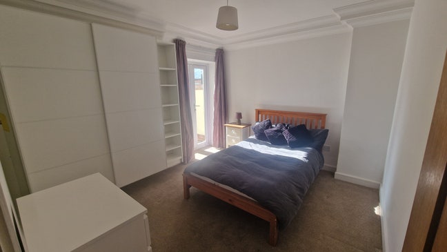 Double bedroom with private patio area, bills incl Main Photo