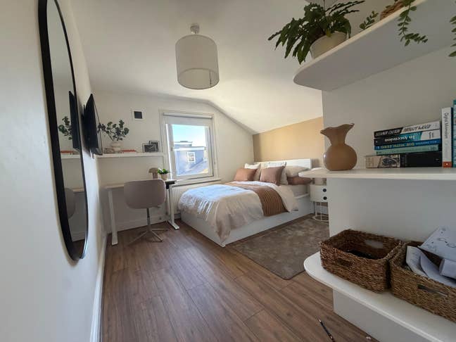 Top Floor Newly Renovated En Suite  Main Photo