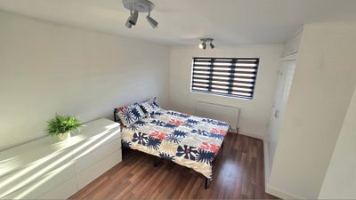 Female House - Spacious Double Room Main Photo
