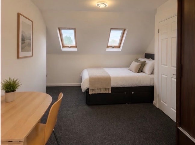 Refurbished 2-Bed 2 Bath | 3 fl | Garden & Parking Main Photo