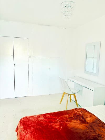 Bright, Extralrge room with storage spaces Main Photo