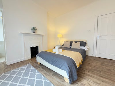 Large Quiet Double Room in Town Centre! Main Photo
