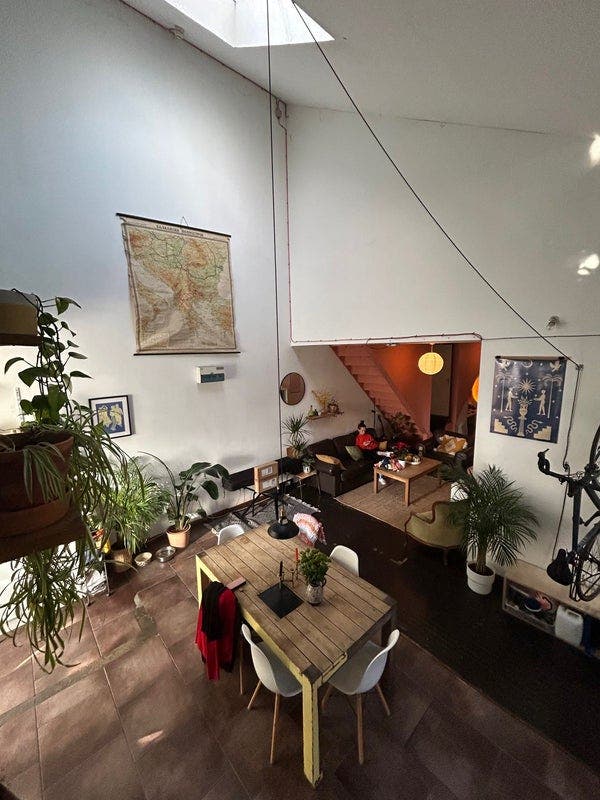 Large, bright warehouse room Main Photo