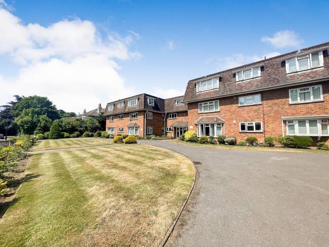 Large 2-Bed Flat in Prestigious Talbot Woods Main Photo