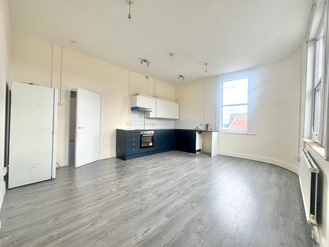 Two-Bedroom Flat in Rochester - Bills Included  Main Photo