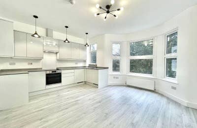 🏡 Spacious 4 Double Bedroom Flat to Rent – Hanwel Main Photo