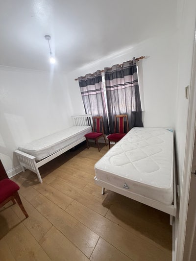 Sharing space available in double bedroom for male Main Photo