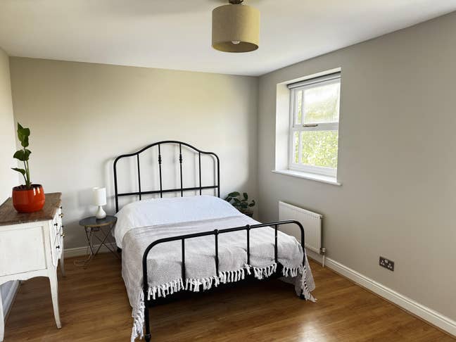 Large en suite double, bills & parking included Main Photo