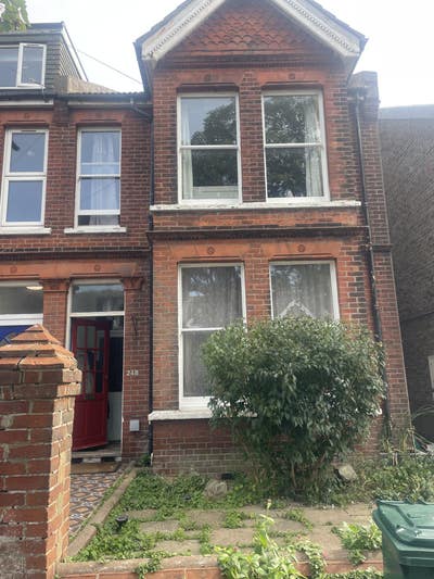 Beautiful Furnished Double Room in Spacious 4-Bed  Main Photo