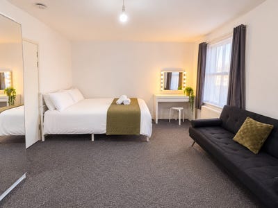 Self Contained Studio Available in Kensington  Main Photo