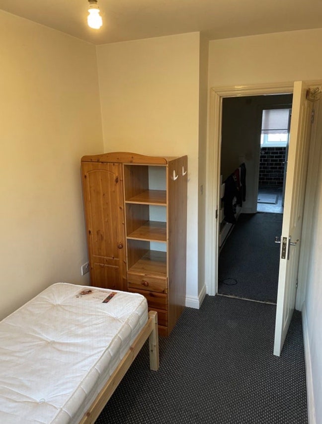 Furnished single room near MKC Shopping Centre  Main Photo