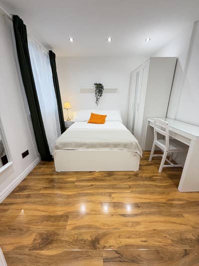 Clean / Bright  Ensuite Rooms Available Asap! Main Photo