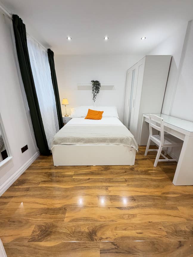 Clean / Bright  Ensuite Rooms Available Asap! Main Photo