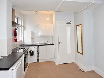 Specious First Floor Studio on Peckham Rye SE15 Main Photo