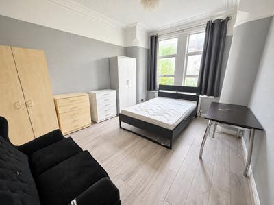 Large Double Bruce Grove N17  Main Photo