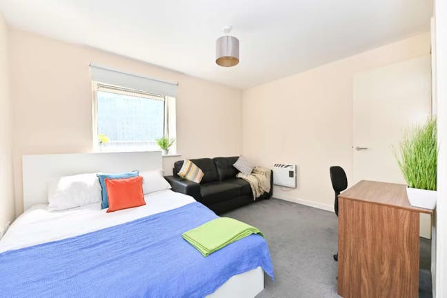 Huge Double Room with Water Views | Canary Wharf Main Photo