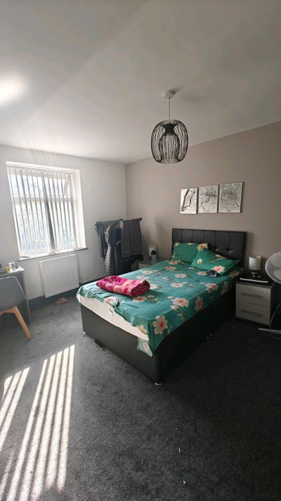 Bright double en-suite in modern shared house Main Photo